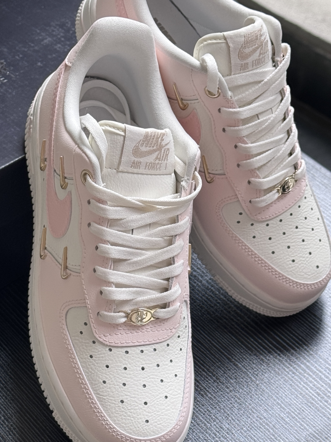 中国电竞联赛再现NIKE标志小粉红崩溃
